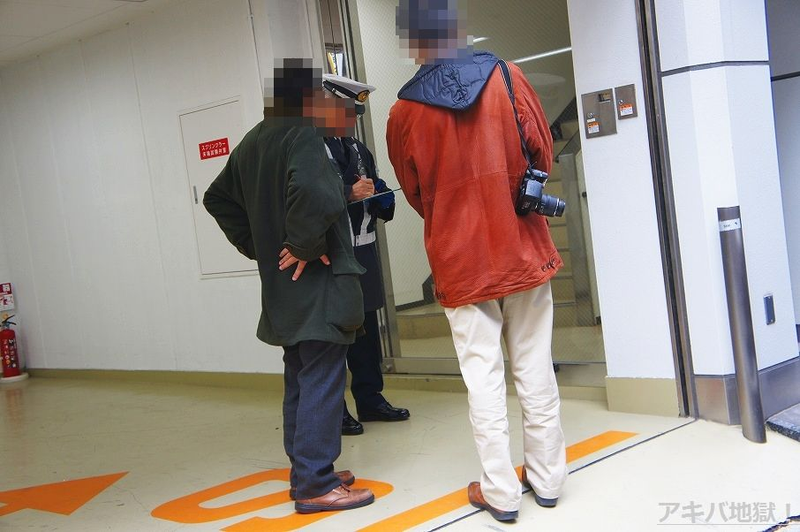 Illustration for article titled Japanese Cops Crack Down on Darth Vader